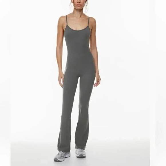 TNA Aritzia Action TnAction FLARE Leg Grey Gray Athletic Jumpsuit- Medium - Picture 5 of 8